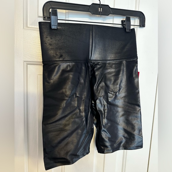 Carbon 38 high rise biker short in takara shine. Black. Size S. NWT - Picture 6 of 8